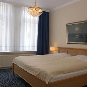 Zimmer mit Kingsize-Bett